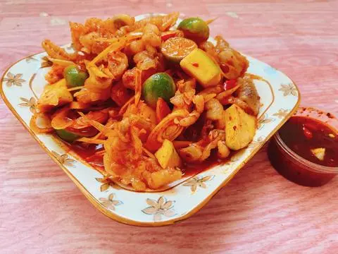 Hình ảnh Chân gà rút xương sốt thái lớn kèm nước chấm