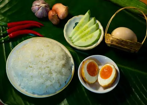 Hình ảnh Xôi trắng trứng kho lòng đào