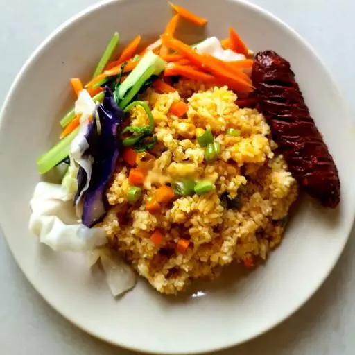 Hình ảnh Cơm chiên xúc xích chay