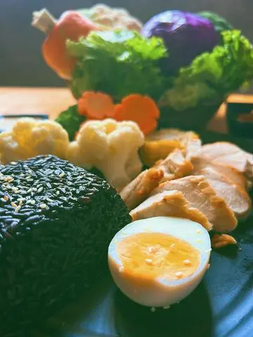 Hình ảnh CƠM GẠO LỨT ỨC GÀ ÁP CHẢO –PAN FRIED CHICKEN BREAST 