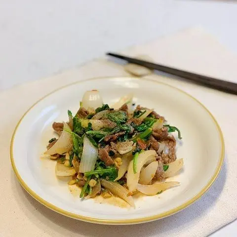 Hình ảnh Cơm bò xào hành tây và cải ngọt