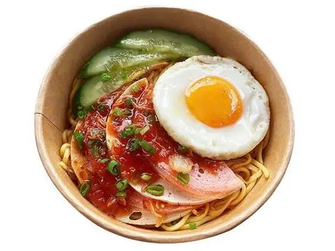 Hình ảnh Mì trộn trứng chả lụa 