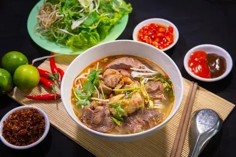 Hình ảnh Bún bò giò và gân bò