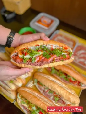 Hình ảnh Bánh Mì Pate Xúc Xích