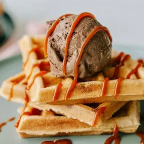 Hình ảnh 1/2 bánh Waffle + 1 viên kem Gelato tự chọn