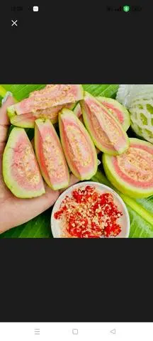 Hình ảnh Ổi Ruột Hồng Chấm muối ớt 