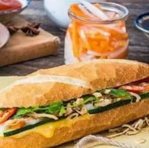 Hình ảnh Bánh mì gà xé lớn