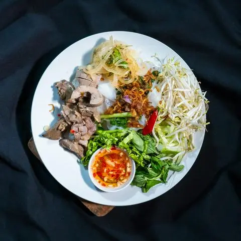 Hình ảnh Bánh ướt gà xé - lòng gà