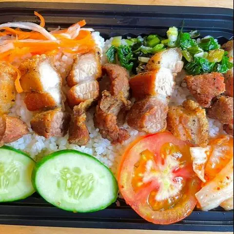 Hình ảnh Cơm ba rọi chiên giòn