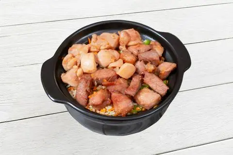 Hình ảnh Cơm thố gà - xá xíu