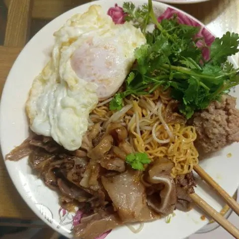 Hình ảnh Mì trứng trộn thập cẩm