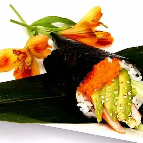 Hình ảnh Kani Kama Abo Tobiko Te ( Thành Cua, Bơ, Trứng Cá Chuồn Cuộn Phễu)