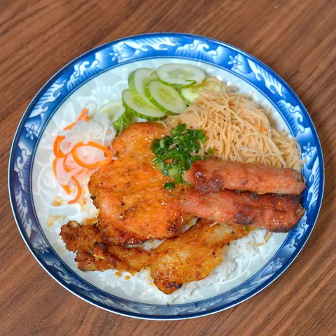 Hình ảnh cơm tấm sườn + bì thịt + nem nướng 