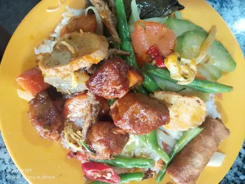 Hình ảnh cơm sườn dừa và rau củ 