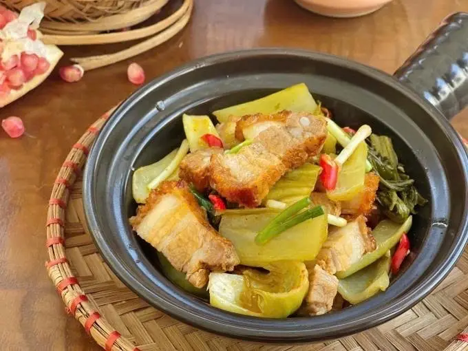 Hình ảnh Cơm Heo Quay Kho Cải Chua