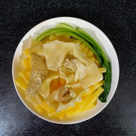 Hình ảnh Nui sốt sủi cảo + hoành thánh ( k ăn cay ghi chú giúp quán nhé)