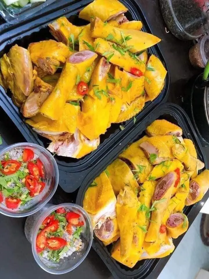 Hình ảnh gà ủ muối nguyên con Chặt Sẵn Làm Nóng Kèm Nước Chấm Hải sản 