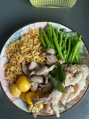 Hình ảnh Mì trộn lòng gà trứng non chân gà