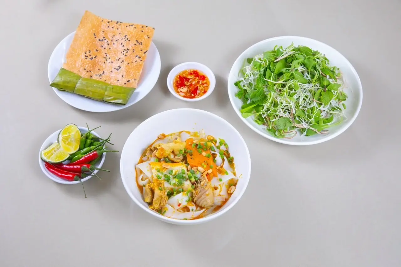 Hình ảnh Mì quảng gà chọi rút xương - chả cua tôm