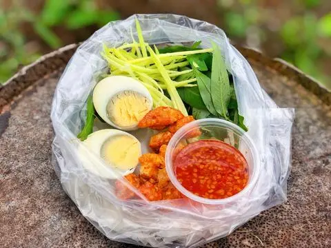 Hình ảnh Bánh Tráng Chấm Muối Tắc Xoài Tóp Mỡ Rau Răm