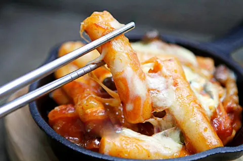 Hình ảnh Tokbokki Sốt Cay Phô Mai Đút Lò