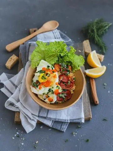 Hình ảnh Mỳ trộn trứng lòng đào - tôm - xúc xích - cá viên chiên