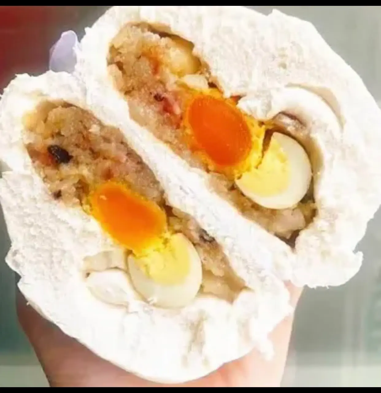 Hình ảnh Bánh Bao Trứng Muối + 2 Trứng Cút