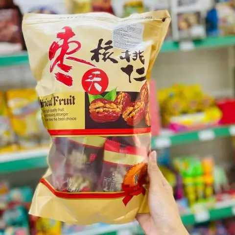 Hình ảnh Táo đỏ Hàn Quốc kẹp óc chó (500g) 