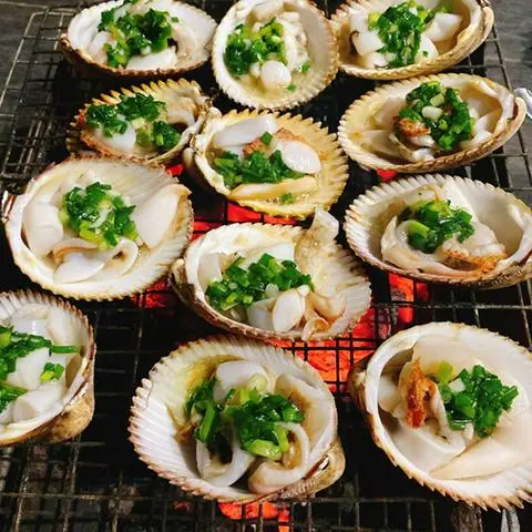 Hình ảnh sò dương nướng mở hành 1 con