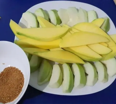 Hình ảnh Xoài Keo và Ổi Muối Tây Ninh lạnh ngon 500gr