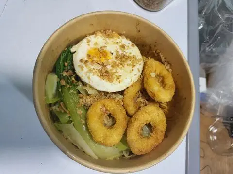 Hình ảnh Mì Trộn Gà Nugget Và Trứng Ốp La