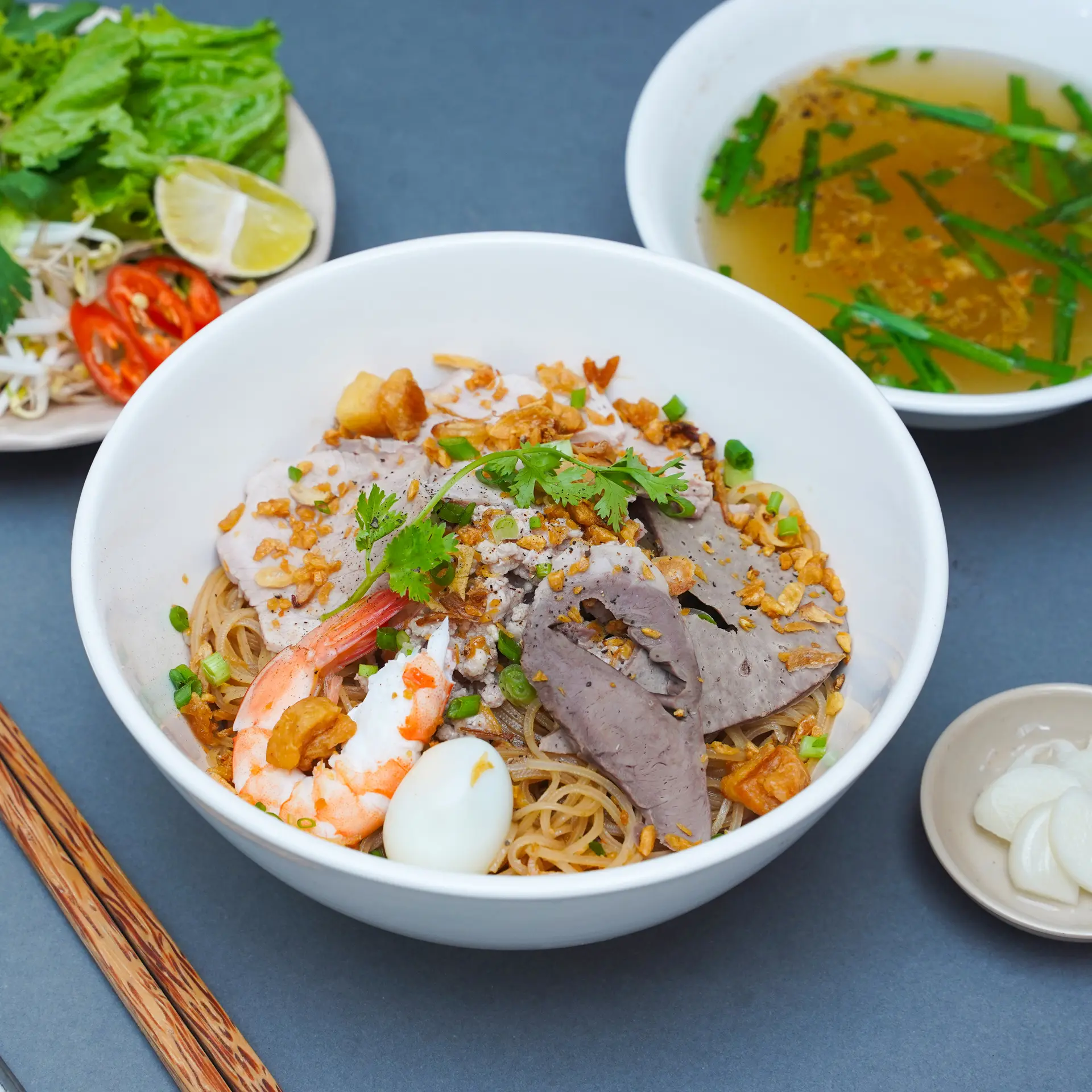 Hình ảnh Hủ tiếu khô (thịt, tôm, trứng, tim)