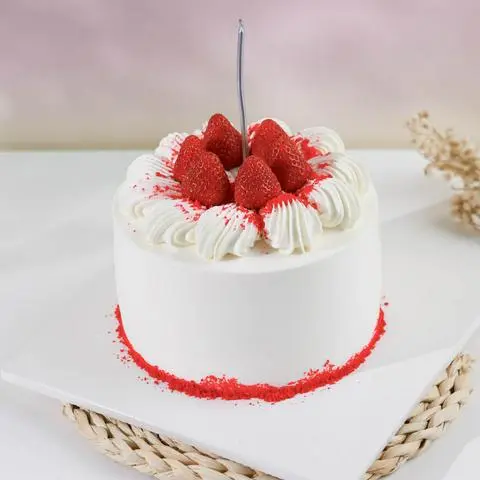 Hình ảnh Bánh Kem Sinh Nhật Dâu Tây Phủ Bột Red Velvet - Size 14cm