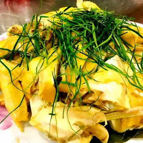 Hình ảnh Gà ta nửa con ( chặt lá chanh)