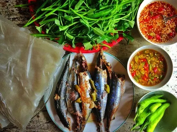 Hình ảnh Cá nục hấp cuốn bánh tráng - mắm nêm