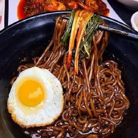Hình ảnh mỳ trộn tương đen kèm ốp la