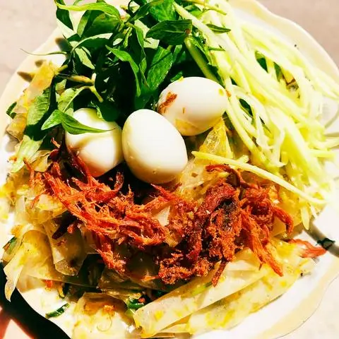 Hình ảnh Bánh tráng phơi sương trộn khô mực (3 trứng cút)