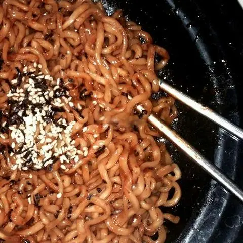 Hình ảnh Mì đen cay thêm 