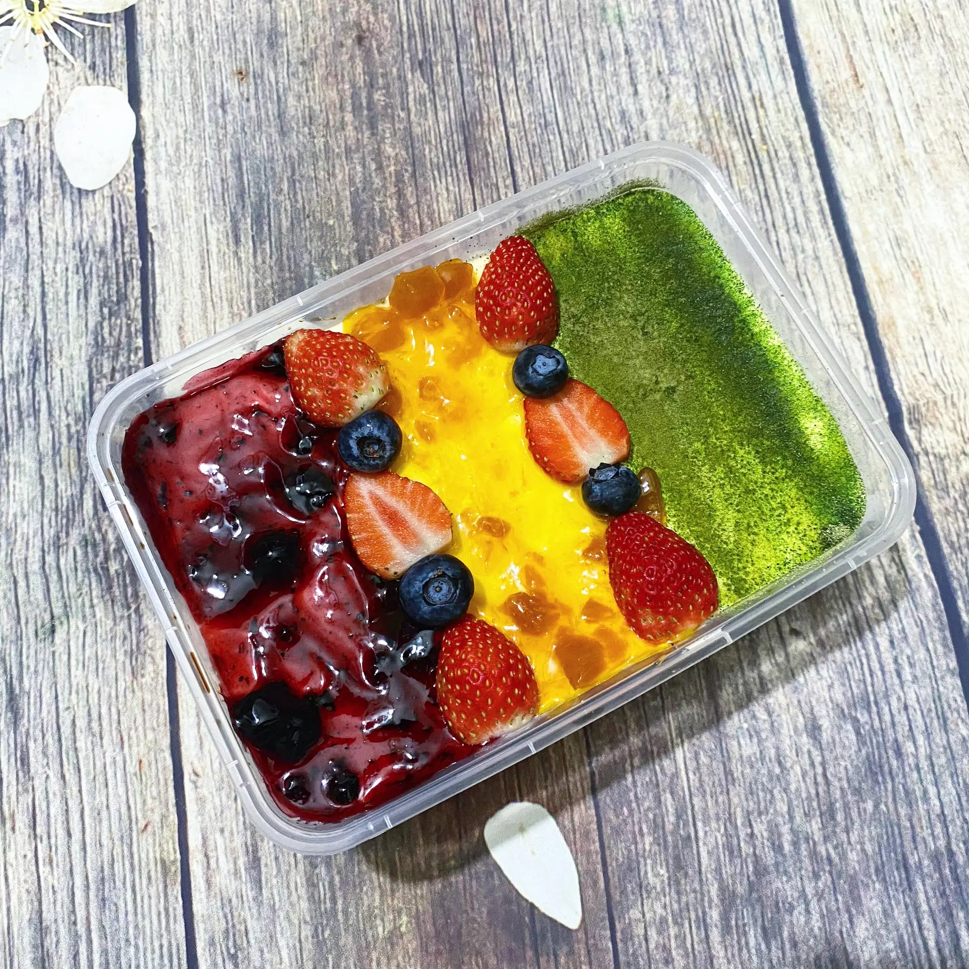 Hình ảnh Tiramisu vị trà xanh mix đào và việt quất