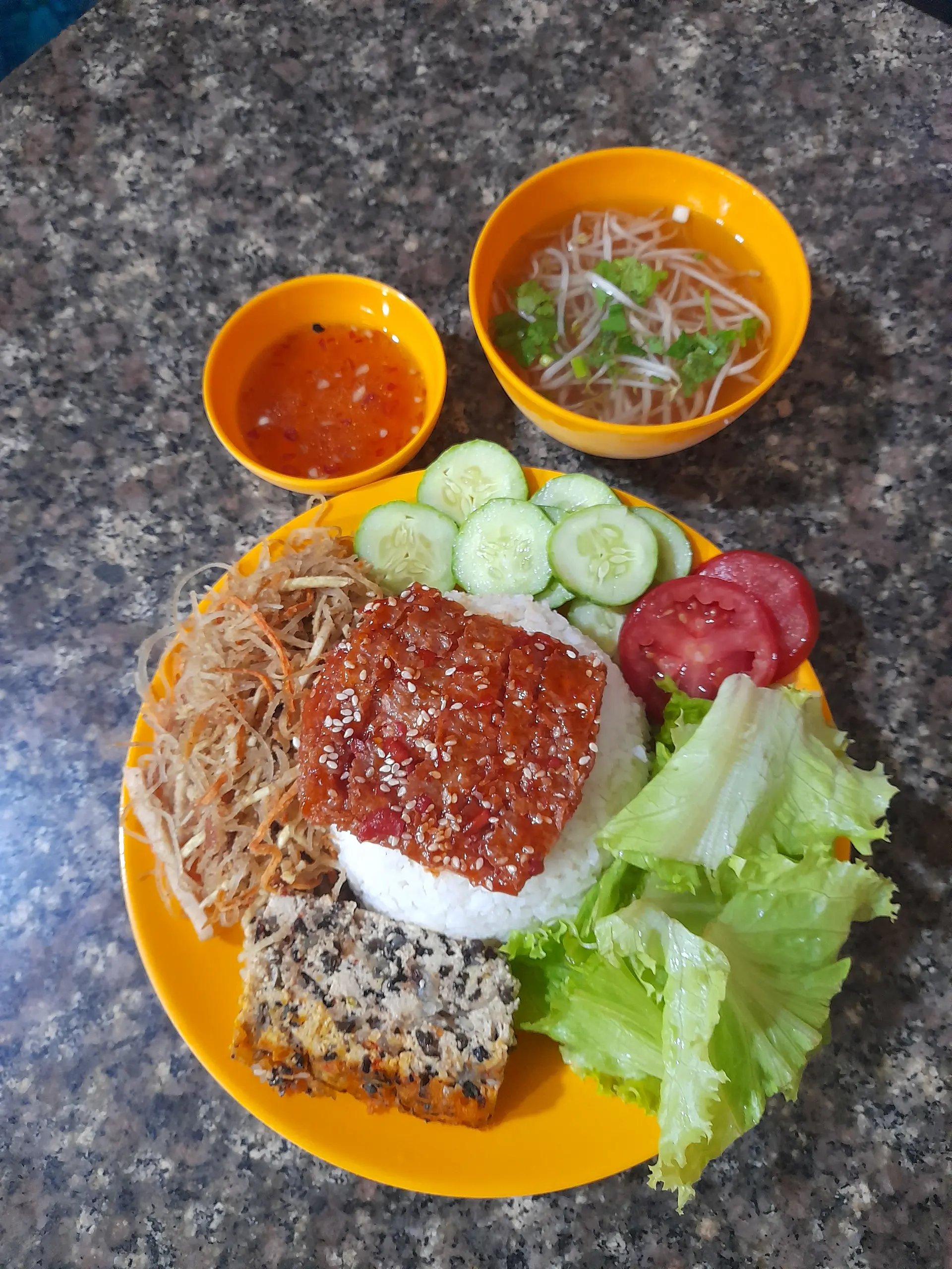 Hình ảnh cơm sườn bì chả chay