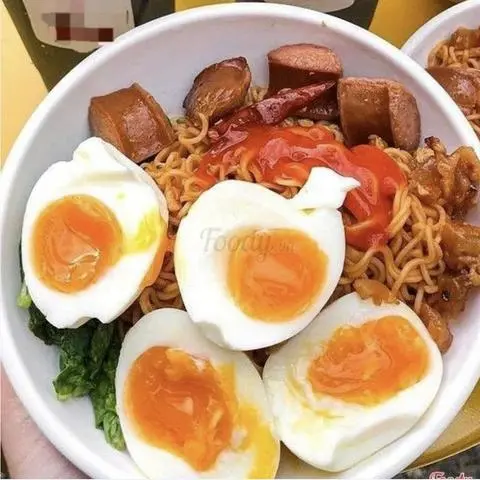 Hình ảnh Mì trộn 2 Trứng lòng đào + Xúc xích chiên