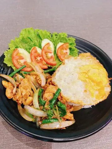 Hình ảnh Cơm thịt gà xào lá hương nhu + ốp la