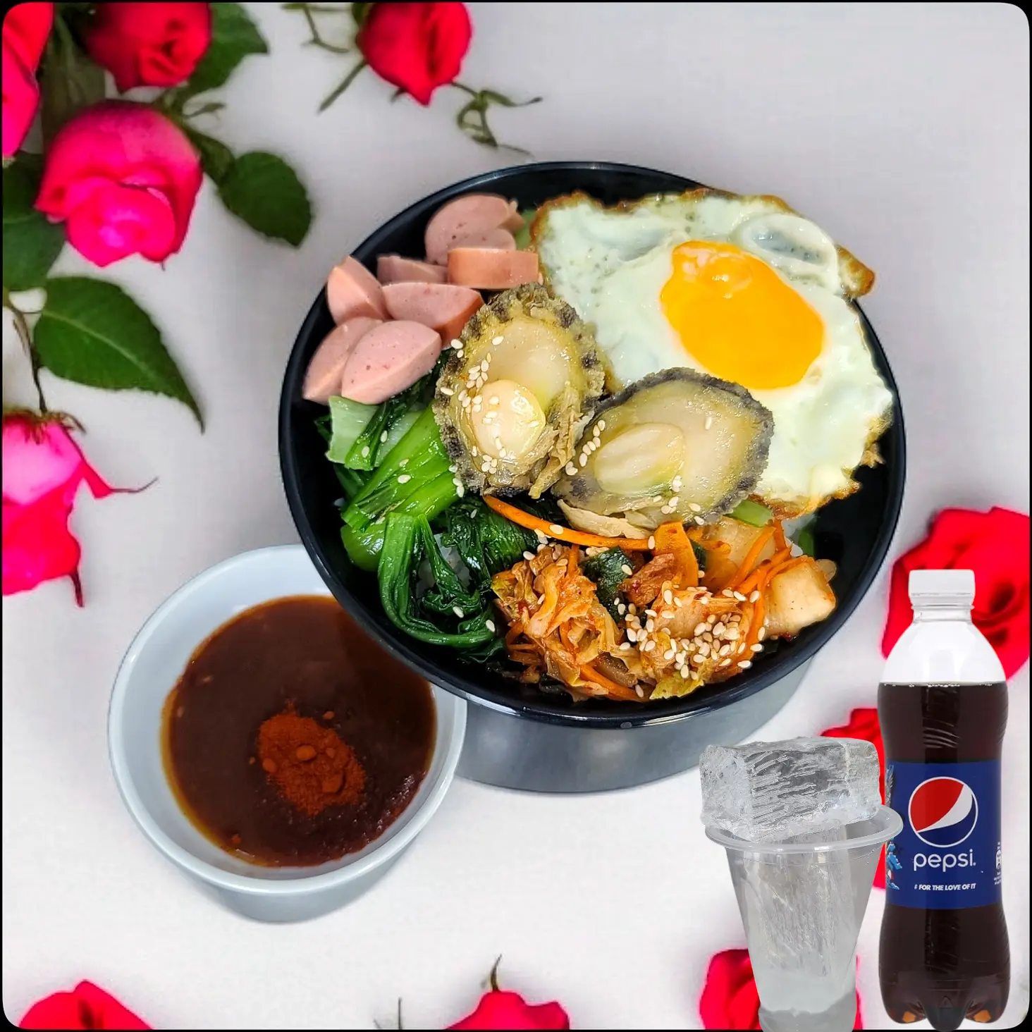 Hình ảnh Cơm trộn bào ngư kim chi + xúc xích + trứng 