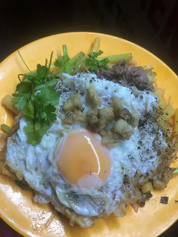 Hình ảnh Nui xào bò+ trứng +tóp mỡ 