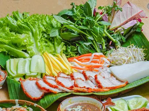 Hình ảnh Bánh tráng cuốn thịt luộc rau rừng phần 4 người