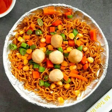 Hình ảnh mì xào cá viên truyền thống