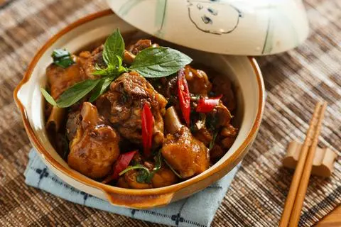 Hình ảnh cơm gà kho lá quế ( best seller)