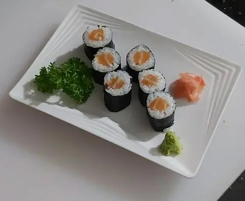 Hình ảnh Sushi cá hồi cuộn