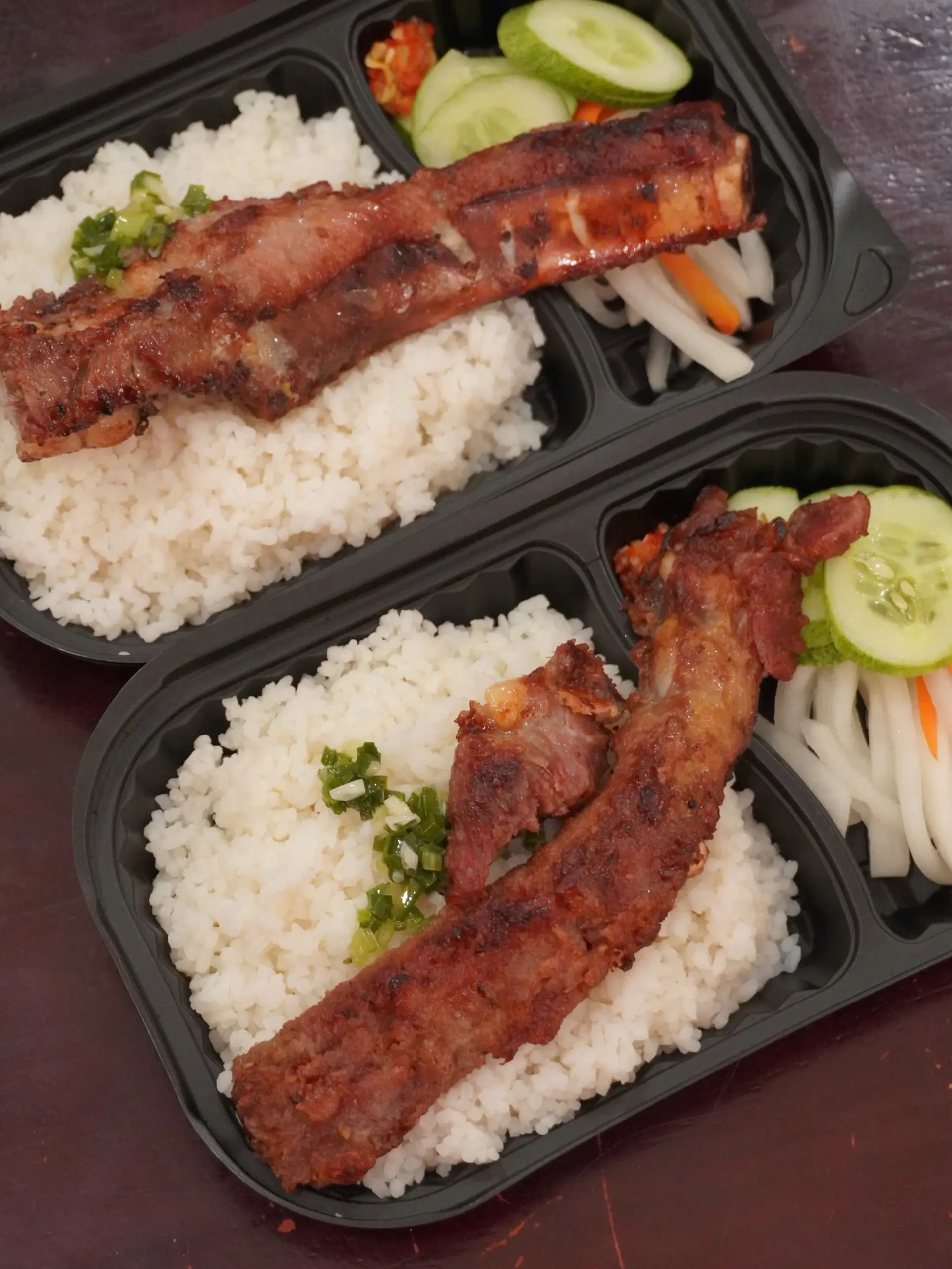 Hình ảnh Cơm sườn cây nướng sả bì trứng 