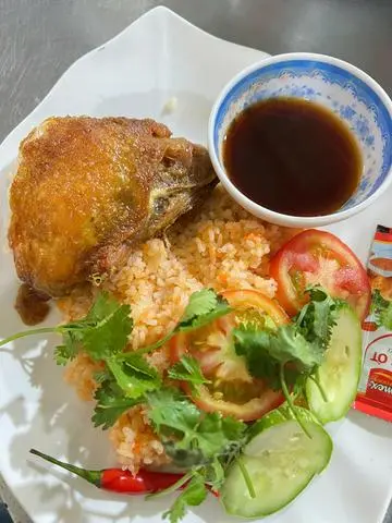 Hình ảnh Cơm ức gà xối mỡ